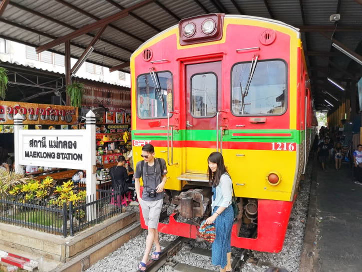 Mae Klong Railway Market (Hoop Rom Market)