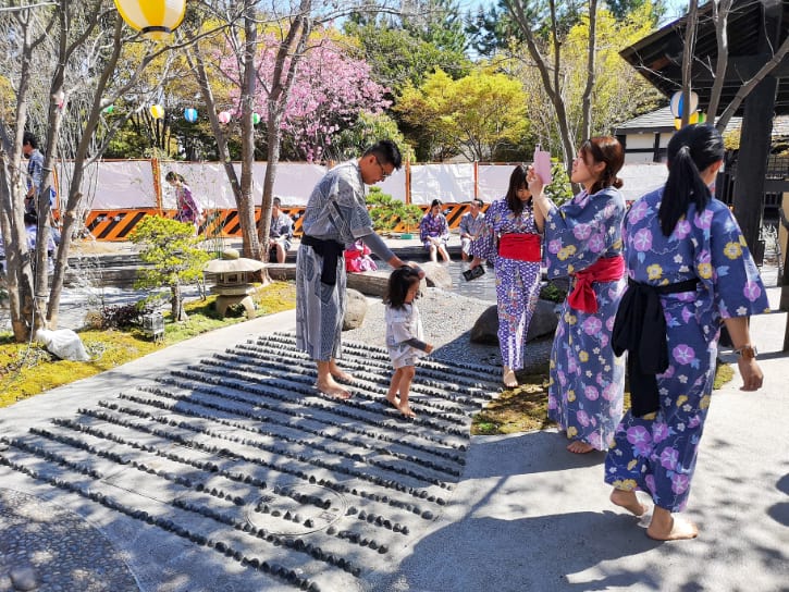 FlyScoot  Love hot springs Visit Tokyos Oedo Onsen Monogatari a theme  park devoted solely to the Act of Soaking Not much thrillseeking here  just you natural hot springs and pure relaxation