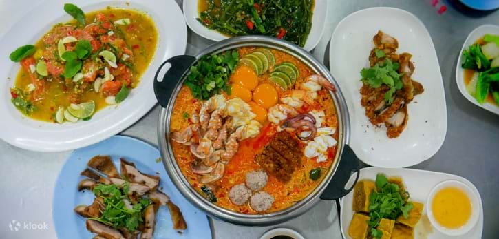 Bustling Jeh O Chula restaurant in Bangkok, famous for its large, flavorful bowls of noodle soup