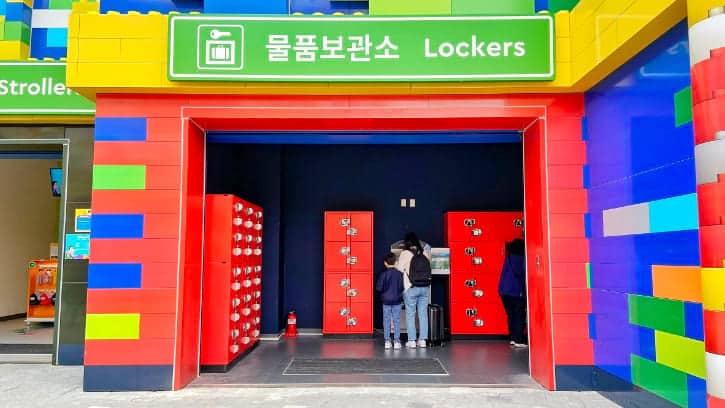 Lockers in the Theme Park