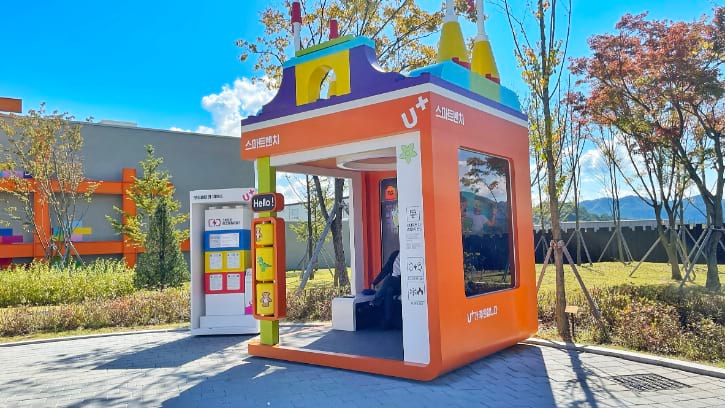 Smart Bench & Free Mobile Charging Station