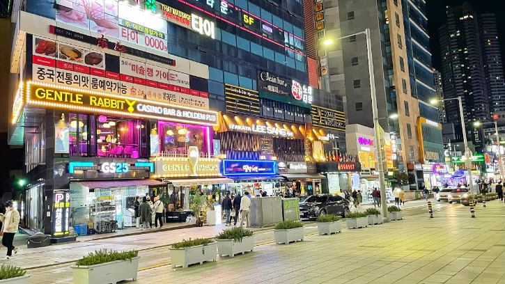 GS25 convenience Store and Restaurants in Haeundae