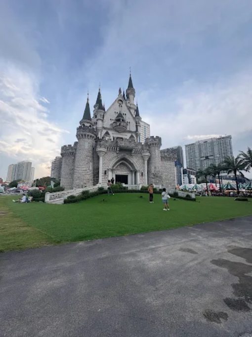 Castle at Train Night Market DanNeramit