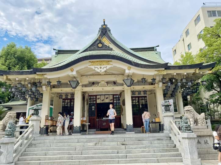 Enter the main hall of Namba Yasaka Shrine