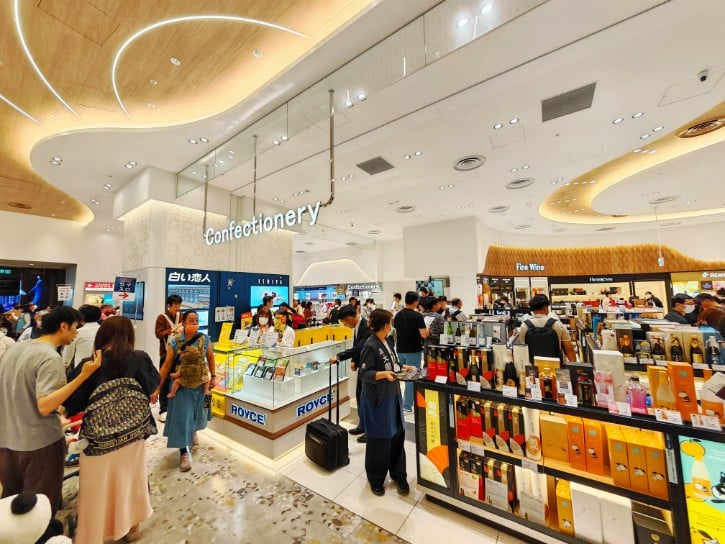 Shopping in Kansai Airport 