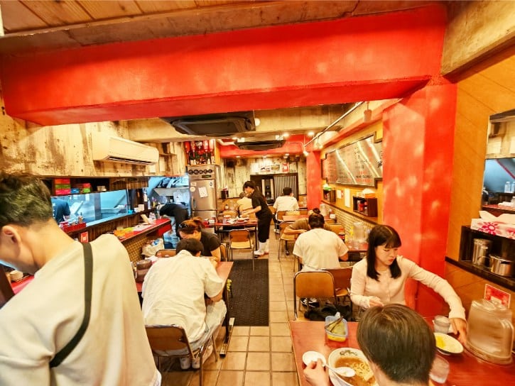Seats inside the Honke Daiichi-Asahi