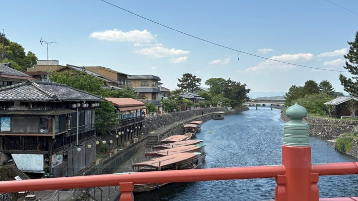 Uji
