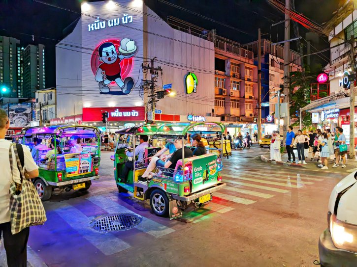 Banthat Thong Road