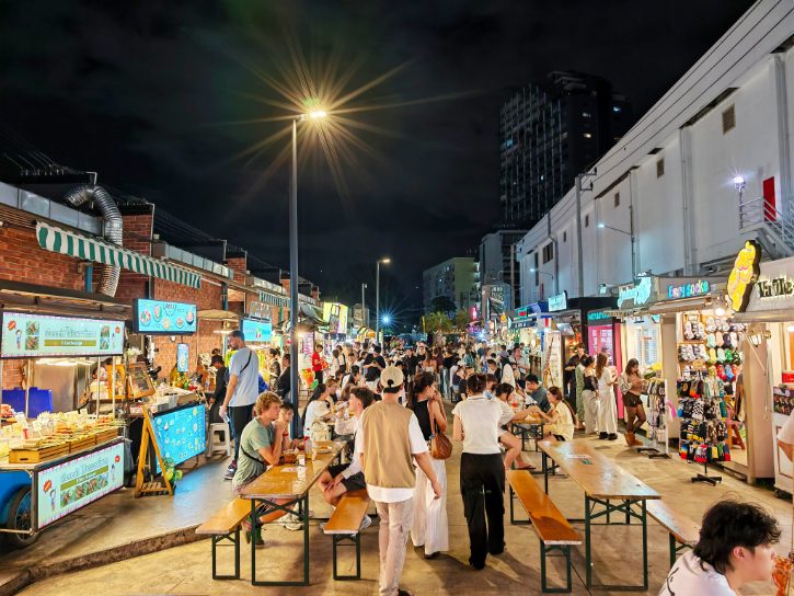 Food Stalls at Jodd Fairs Ratchada