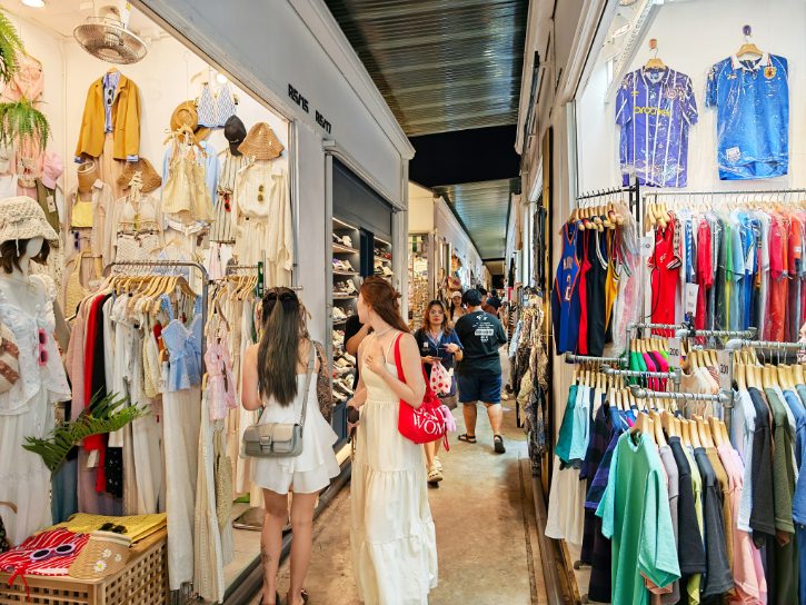 Shopping at Jodd Fairs Ratchada