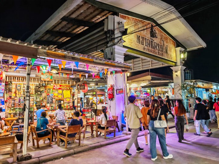 Srinakarin Train Night Market