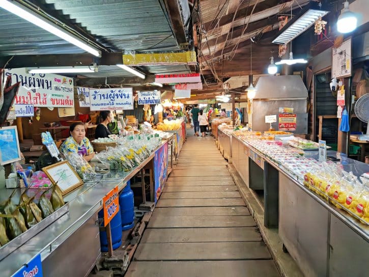 Stalls at Don Wai Floating Market