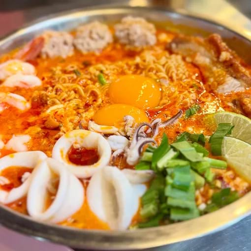 Massive Mama Tom Yum Pot