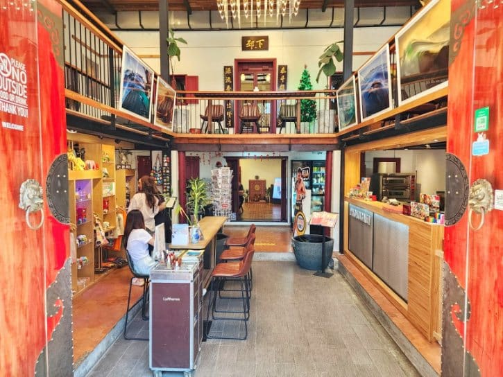 Photohostel & Photocafe