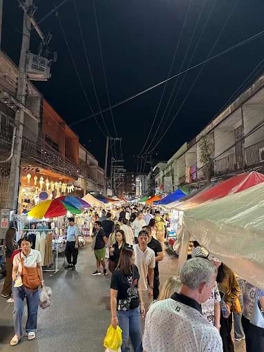Wua Lai Walking Street Saturday Market