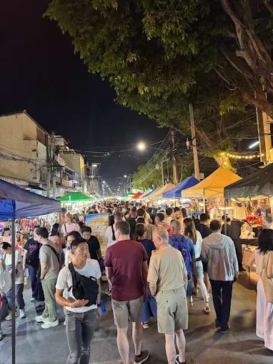 Tha Pae Walking Street
