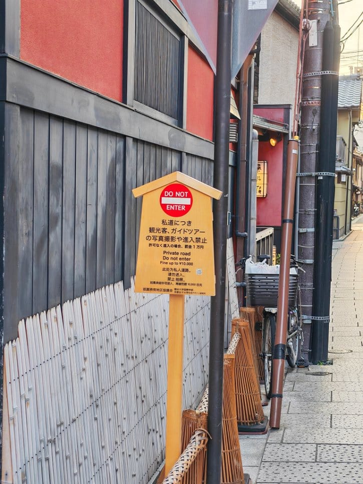 Hanamikoji Alley