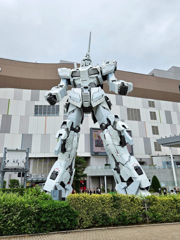 Life-Sized Unicorn Gundam Statue in Odaiba