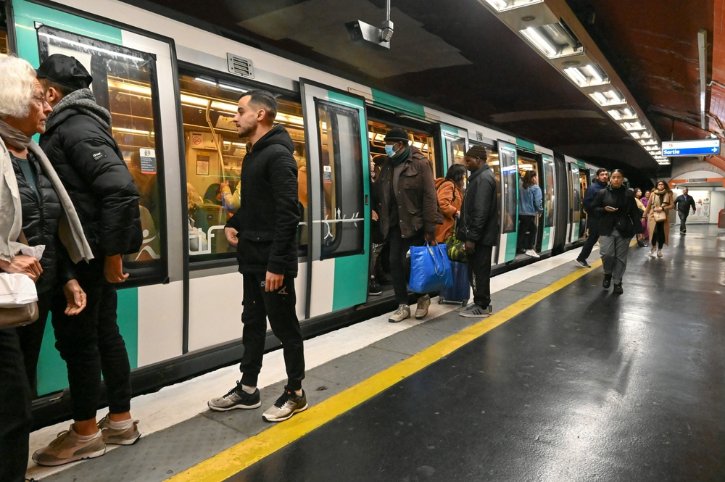 Paris Metro Train Platform