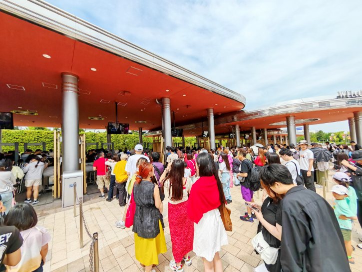 Universal Studios Japan Entrance Queue