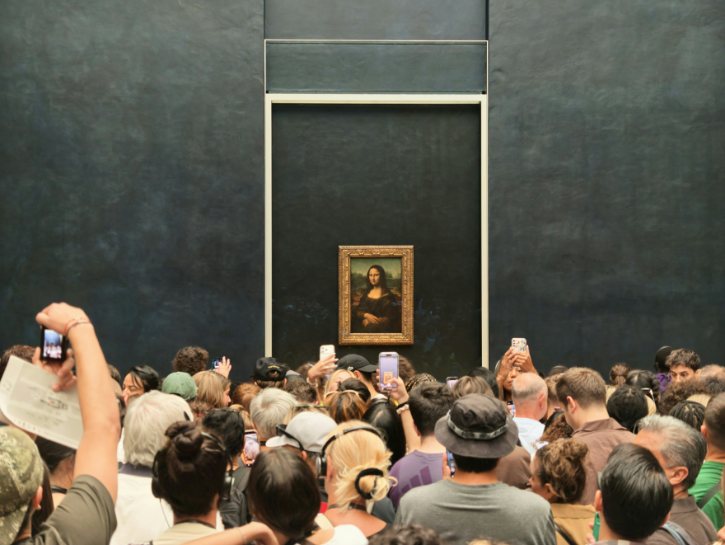 Crowd Viewing Mona Lisa
