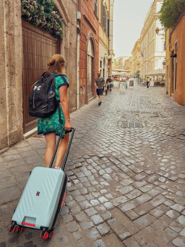 Drag Luggage in Rome